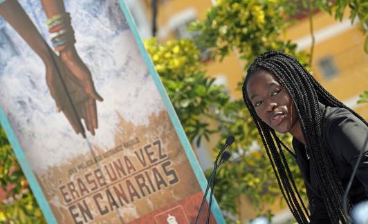 La actriz Diarra Diouf, junto al cartel de la película. 