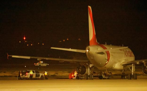 Imagen del avión donde sucedió el incidente en el aeropuerto de Palma de Mallorca./EFE