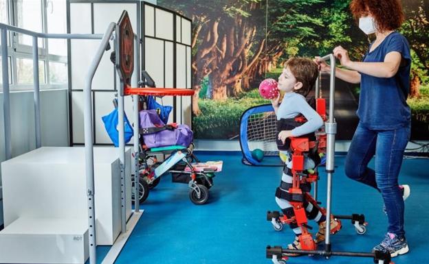 Un niño con un exoesqueleto pediátrico /Fundación NIPACE