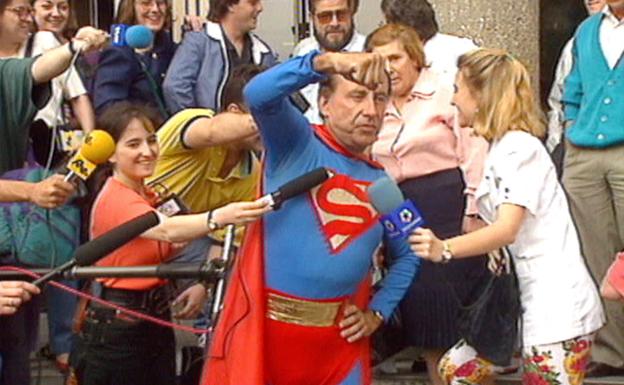 Jose María Ruiz-Mateos, vestido de Superman, en los juzgados. /