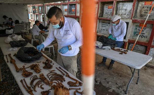 Un equipo forense intenta identificar restos de posibles desaparecidos en Antioquia.