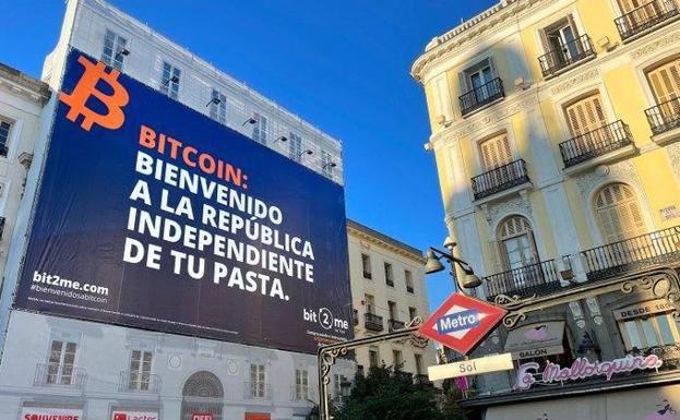 Publicidad de Bit2me.com en la Puerta del Sol de Madrid. /r. c.