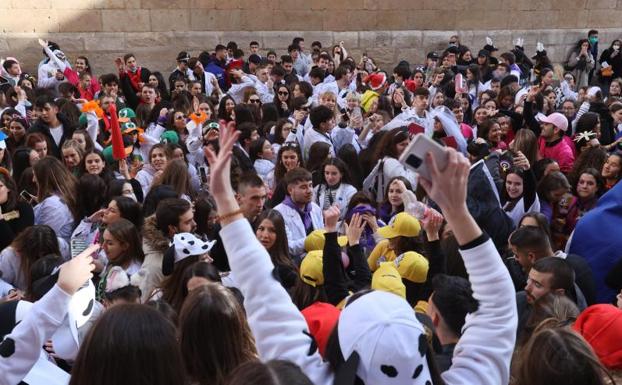 Un millar de estudiantes toman el sábado el centro de Salamanca sin medidas de seguridad./EFE