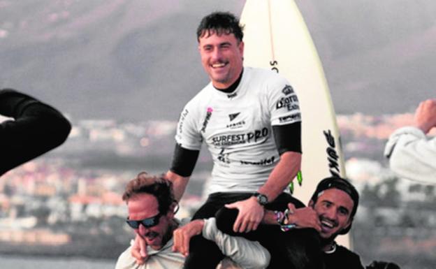 A hombros. Así concluyó Luis Díaz el Nacional que concluyó en Tenerife y que le encumbró como el mejor surfista del panorama español. 