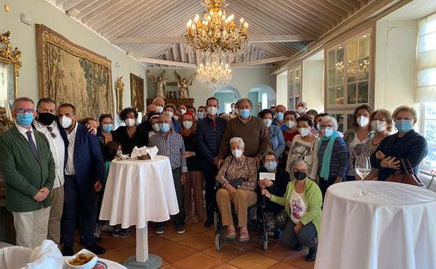 Esta fue la foto de familia de Fernando del Castillo, acompañado por el párroco y las familias que recibieron la ayuda económica. / C7