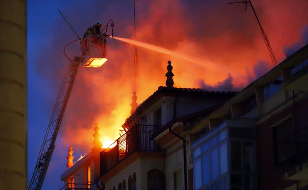 Bomberos sofocando el incendio en un edificio en Burgos./R.C.
