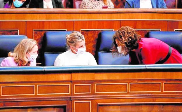 Las ministras Nadia Calviño, Yolanda Díaz y María Jesús Montero durante el debate de los presupuestos en el Congreso. / EFE