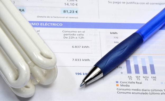 La factura regulada eléctrica es 10 euros más cara al mes que en 2018
