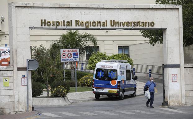 Vista del acceso principal al Hospital Regional de Málaga.