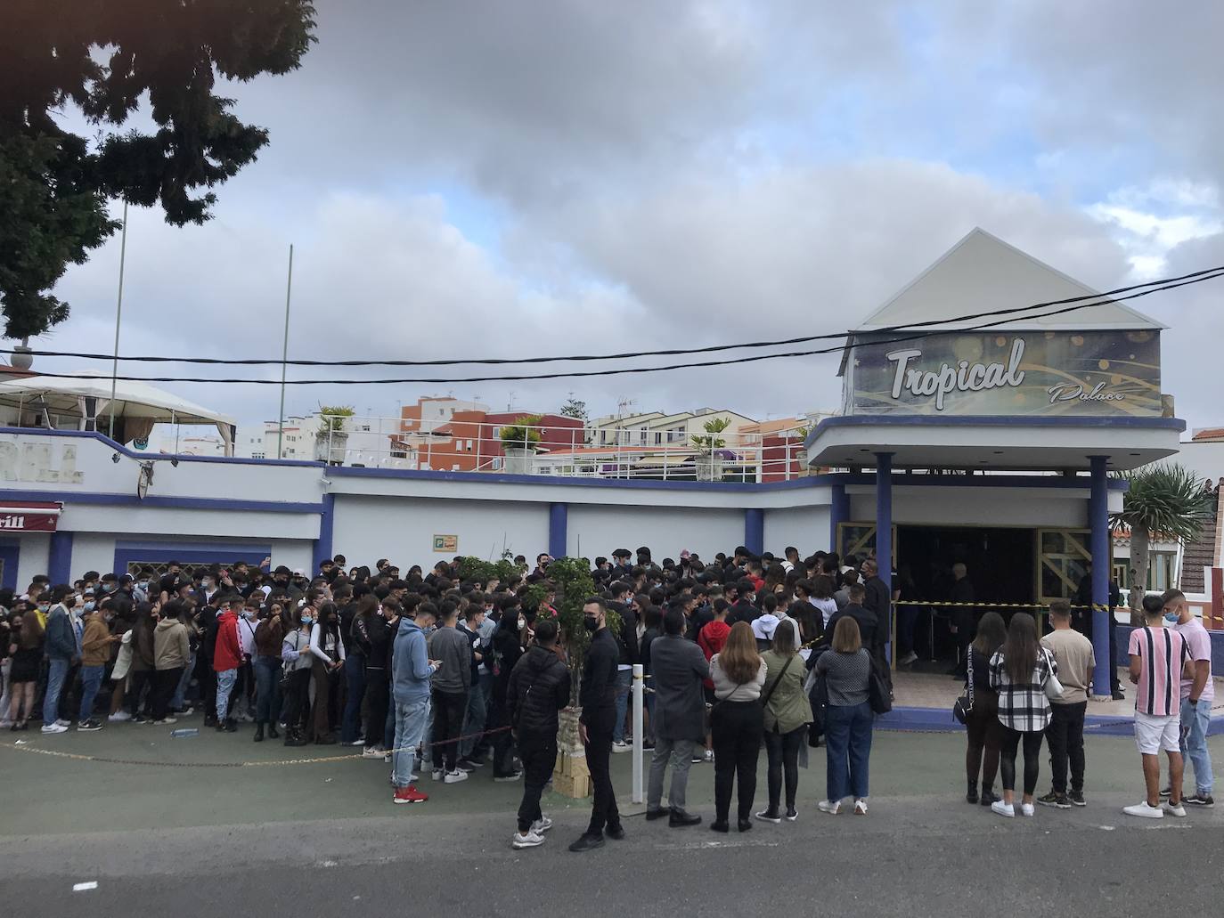 Cola de jóvenes sin distancia de seguridad para entrar en un concierto en Arucas