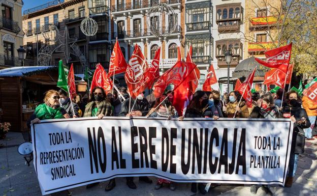 Trabajadores de Unicaja se manifiestan contra el ERE. /efe