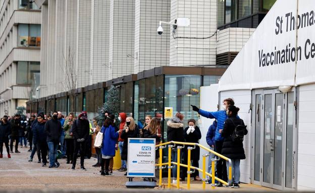 Jóvenes británicos hacen cola en el exterior del centro de vacunación abierto en el hospital St Thomas, en el centro de Londres./AFP
