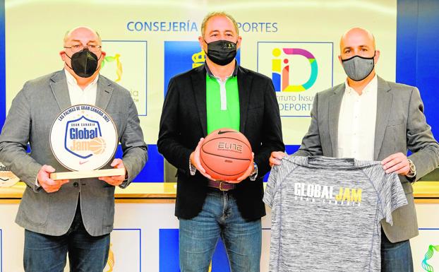 Manuel López, Francisco Castellano y Rafael Calvo presentaron ayer el GlobalJam 2021 en la sala de prensa del Gran Canaria Arena. / COBER