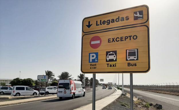 Cartel de advertencia dispuesto en el trazado de entrada al aeropuerto de Lanzarote César Manrique. / CARRASCO