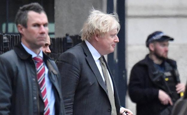 Boris Johnson, a la puerta de su residencia oficial.