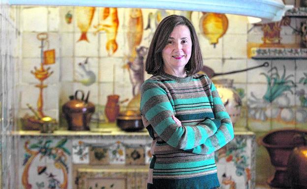 Sofía Rodríguez posa en una sala del museo que acoge una cocina valenciana de finales del siglo XVIII con sus típicos azulejos. 
