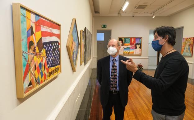 El pintor cubano Raphael Díaz explica detalles de una de sus obras a Manuel Sánchez, presidente de la Fundación de La Caja de Canarias. 
