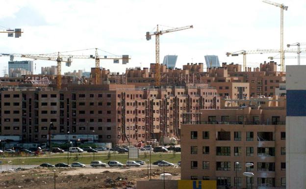 Construcción de viviendas en un barrio de Madrid. /efe