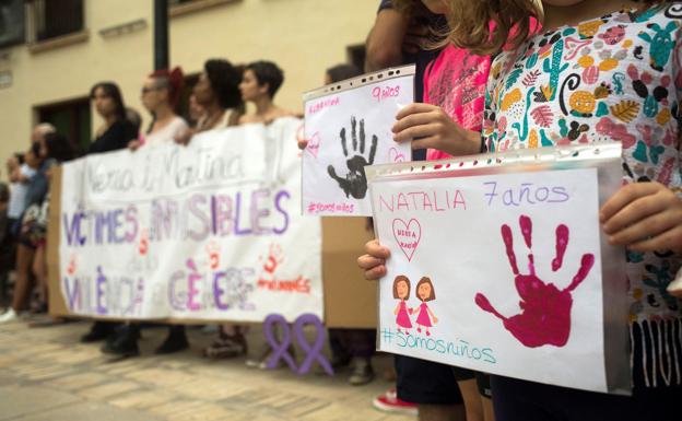Concentración convocada en la Plaza Mayor de Castellón en repulsa por el asesinato de las niñas. / Efe/
