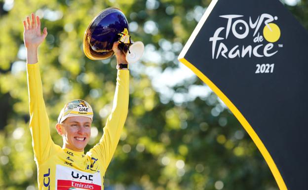 Tadej Pogacar celebra su victoria en el Tour de Francia 2021./Benoit Tessier / reuters