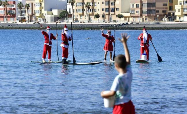 Papá Noel llega a Gran Canaria haciendo paddle surf