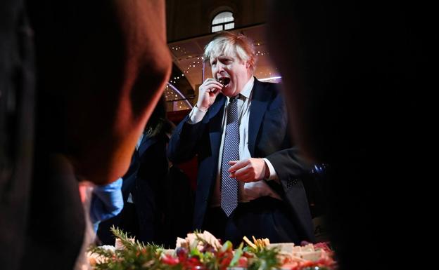 Boris Johnson, la pasada semana en un mercadillo benéfico instalado ante su domicilio londinense.