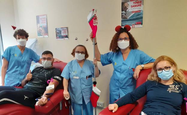 Personal del Hospital Negrín junto a donantes de Gran Canaria