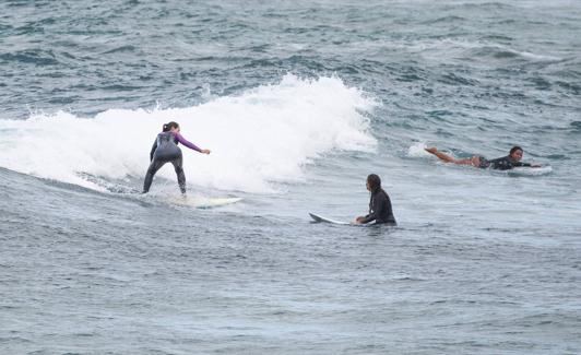 Practicantes de surf en Las Canteras. 