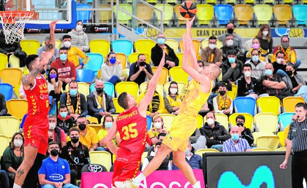 El pívot serbio Oliver Stevic lanza a canasta en el encuentro entre el Club Baloncesto Gran Canaria y el UCAM Murcia. / ACB PHOTO / J. DE LEÓN
