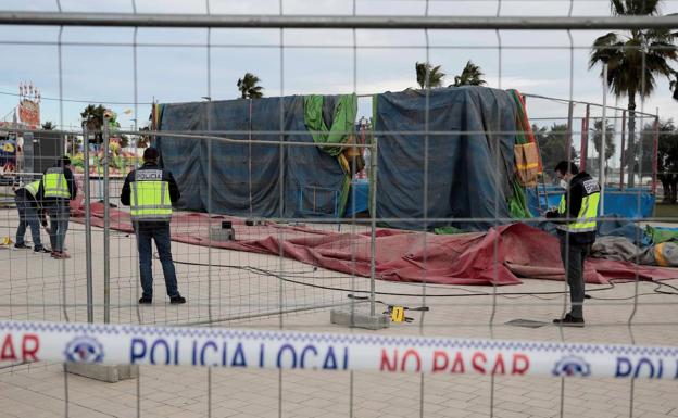 La Policía Científica inspecciona el hinchable que causó la muerte de una menor en Valencia. 