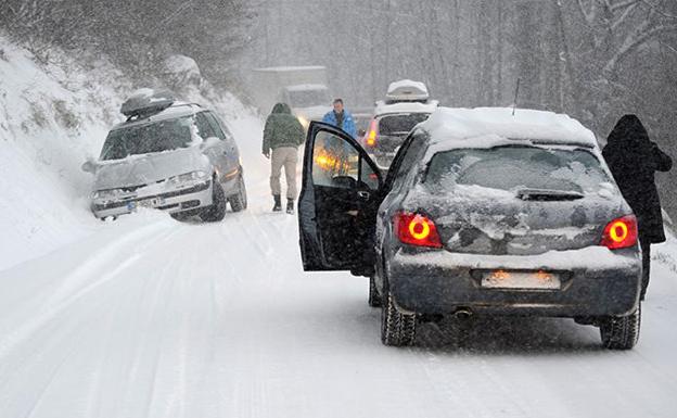 Qué hacer si te quedas atrapado en un temporal de nieve con el coche