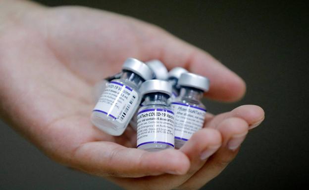 Pfizer anuncia que tendrá lista en marzo una vacuna adaptada a ómicron