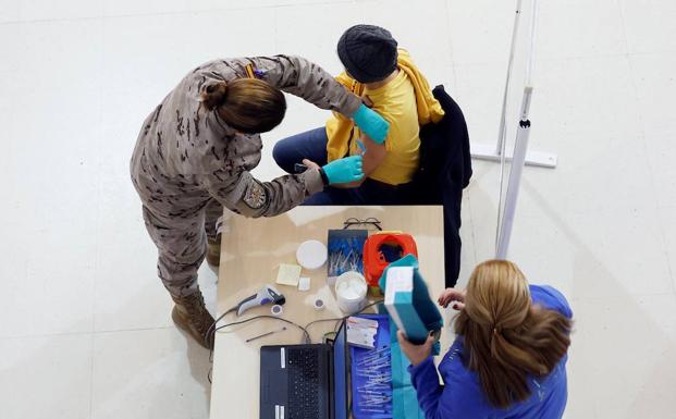 Personal de la Armada colabora en la vacunación en Ferrol./Efe