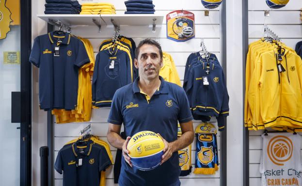 El director deportivo del Club Baloncesto Gran Canaria, Willy Villar, posa en la tienda oficial de la entidad insular. 