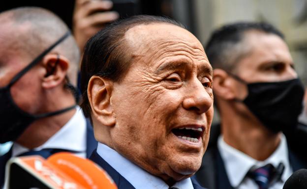 Sivio Berlusconi, en una imagen de archivo tras votar en las municipales del pasado otoño./E. P.