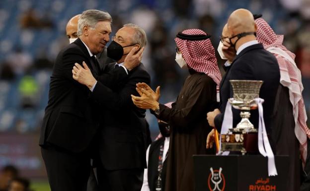 Carlo Ancelotti y Florentino Pérez se abrazan tras la final de la Supercopa. /Julio Muñoz (Efe)