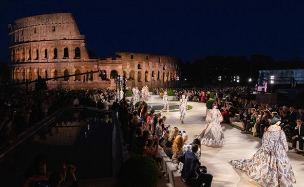 Desfile de Fendi Couture en el Templo de Venus y Roma, en 2019. 
