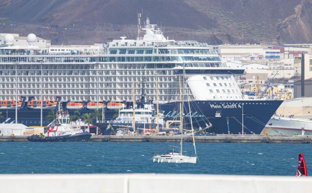 Imagen del buque 'Mein Schiff 4' el pasado 9 de febrero en el puerto de Las Palmas. / ARCADIO SUÁREZ
