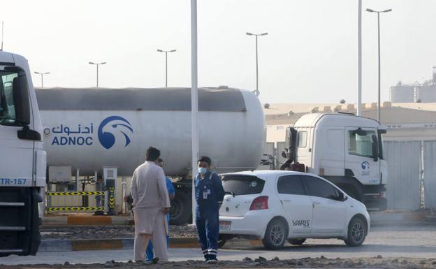 Una de las instalaciones de combustible atacadas en Abu Dabi.