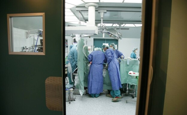 Un grupo de cirujanos realiza una operación en un quirófano de hospital.