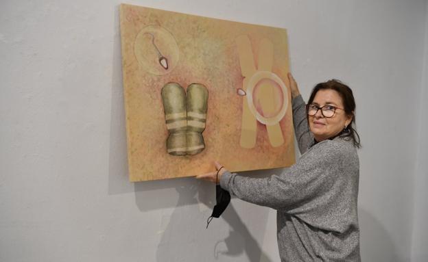 La artista Nela Ochoa, ayer, en la Galería Saro León de la capital grancanaria, donde inaugura 'Trama' este viernes. / JUAN CARLOS ALONSO