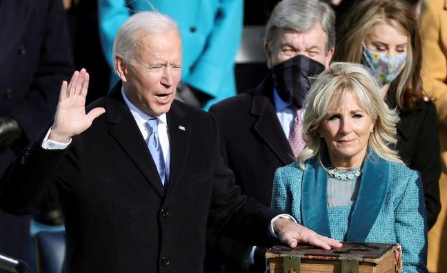 Joe Biden, acompañado de su esposa Jill, durante la ceremonia inaugural de su mandato hace un año en Washington./EFE