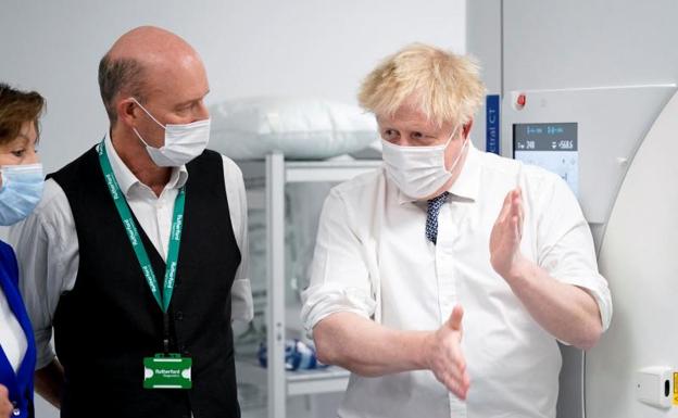 Boris Johnson, en su visita al Centro de Diagnostico Rutherford./Reuters