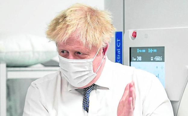 Boris Johnson visita un centro de salud./Reuters