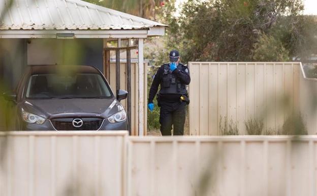 Un policía de Australia en la vivienda en Carnarvon donde fue rescatada la niña de cuatro años Cleo Smith