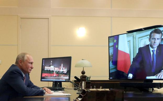 El presidente de Rusia, Vladimir Putin, mantiene un encuentro con el presidente francés, Emmanuel Macron. ./reuters