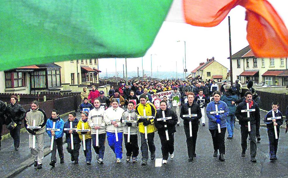 Catorce cruces. Manifestación en Derry en uno de los aniversarios de la matanza. 