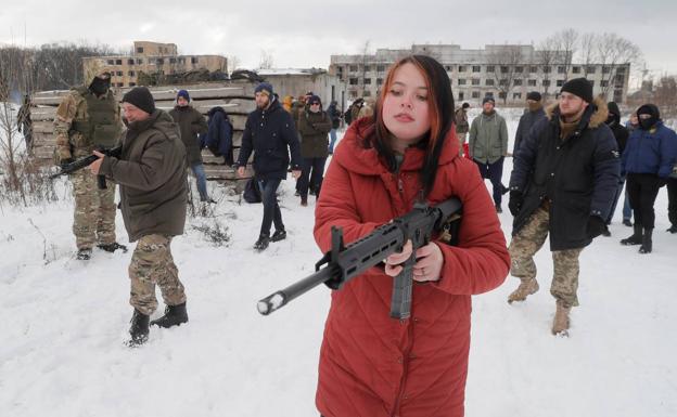 Una joven hace prácticas de combate en una milicia civil durante un entrenamiento militar en Ucrania. 