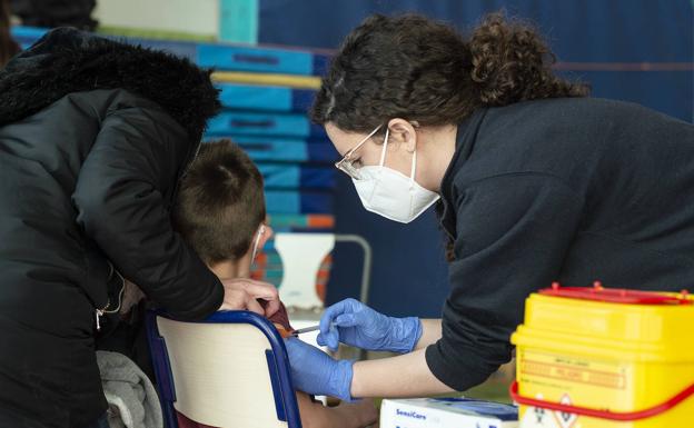 Vacunación de un niño en Valencia./EP