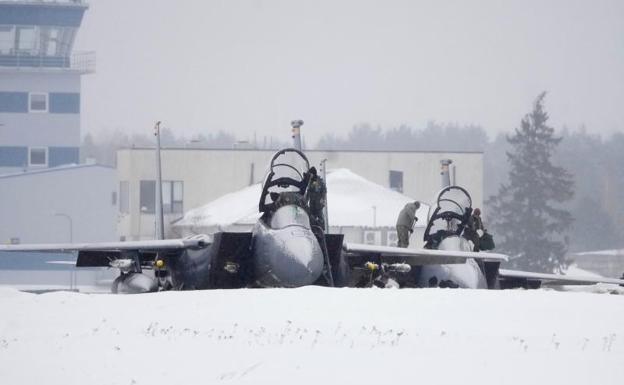 Un técnico barre la nieve de las alas de un caza estadounidense desplegado en Estonia dentro de las fuerzas de la OTAN./REUTERS